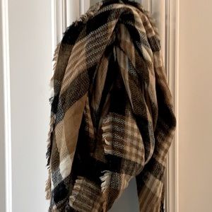 Blanket scarf black / white / tan plaid